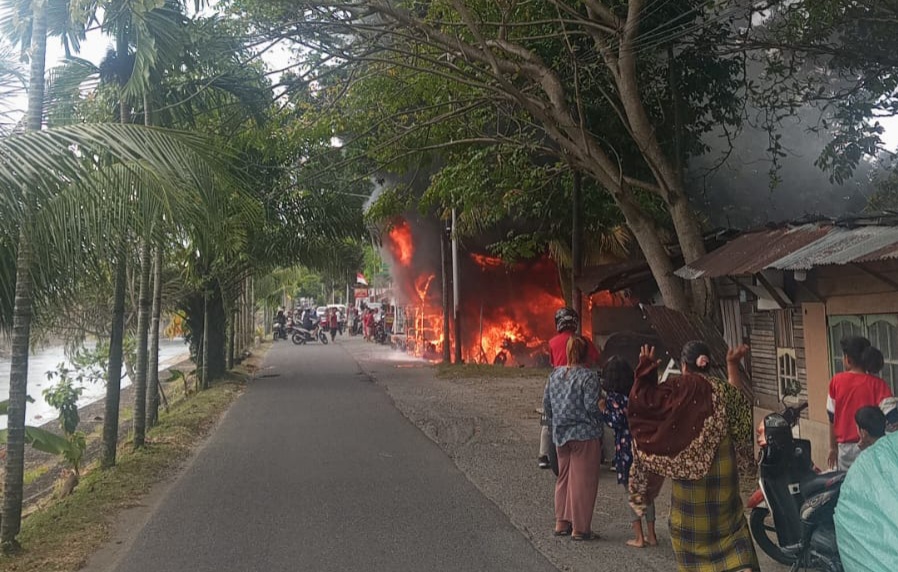 api-hanguskan-tiga-bangunan-di-padang,-dua-nyawa-melayang