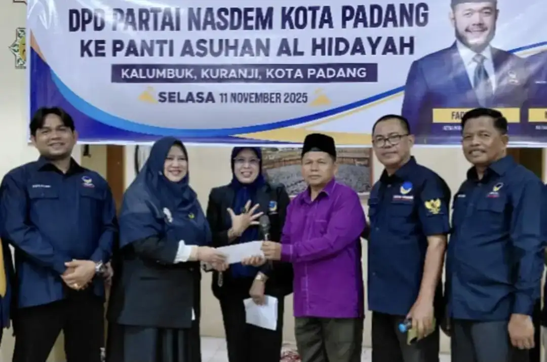 peringati-hut-ke-14,-nasdem-padang-serahkan-sembako-dan-santuni-puluhan-anak-yatim.