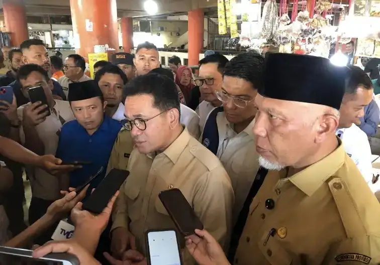mendag-apresiasi-stabilitas-harga-di-pasar-raya-padang,-gubernur-mahyeldi-pastikan-pasokan-aman-jelang-nataru