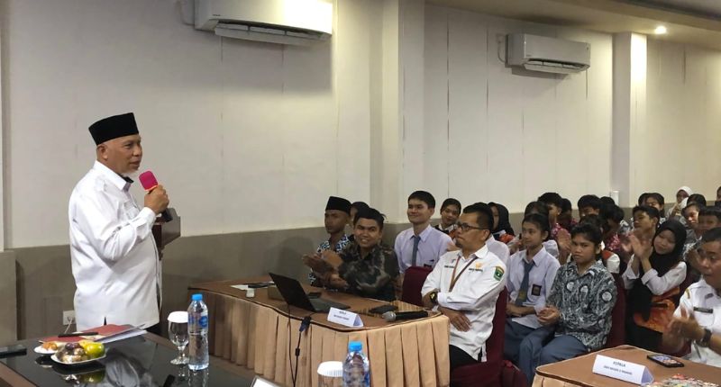 adem-beri-peluang-anak-mentawai-belajar-di-padang