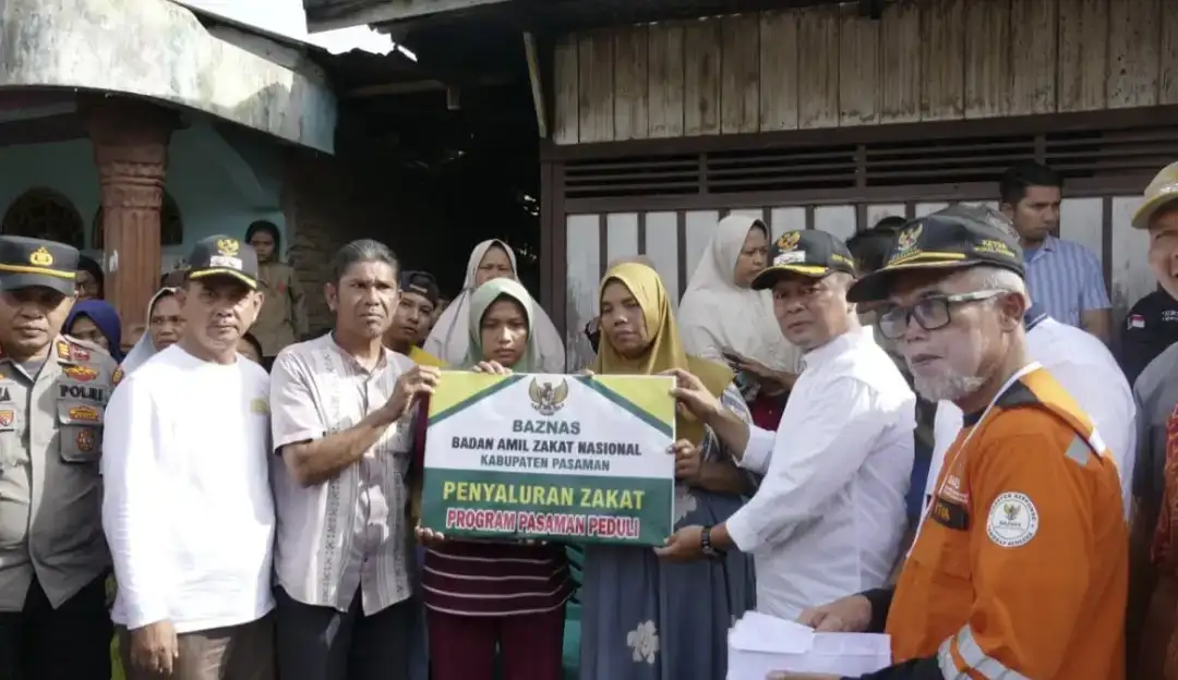 bupati-welly-suheri-serahkan-bantuan-untuk-korban-kebakaran-di-panti