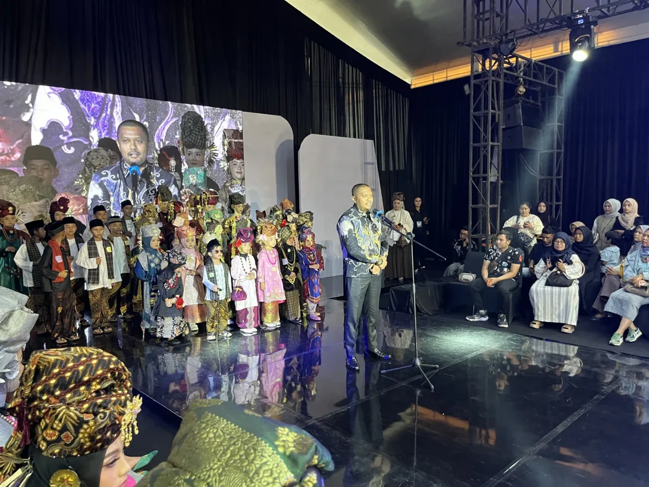 anggota-dprd-kota-payakumbuh-boy-sandi,-apresiasi-lomba-baju-kuruang-basiba-modifikasi