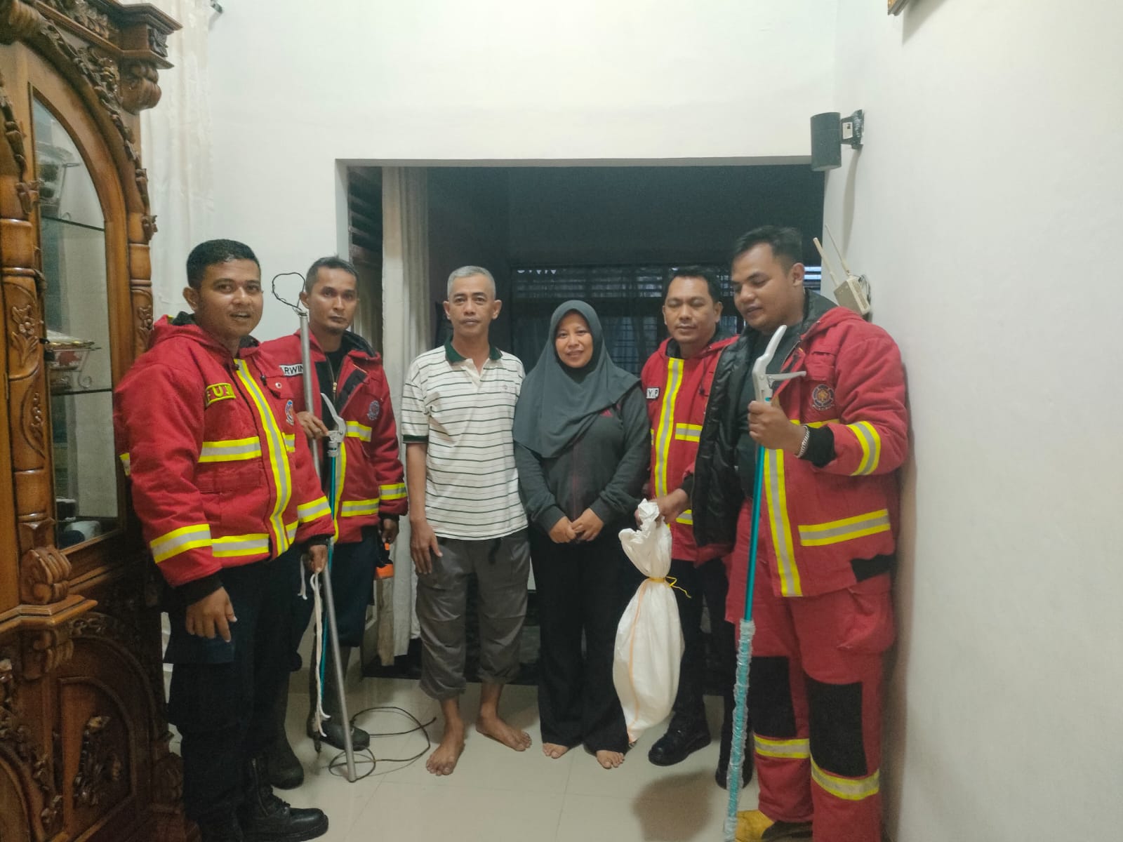 musang-resahkan-warga-padang,-damkar-sigap-evakuasi