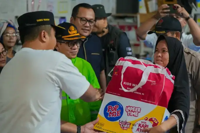 wagub-sumbar-serahkan-bantuan-darurat-untuk-warga-terdampak-banjir-di-batu-busuak