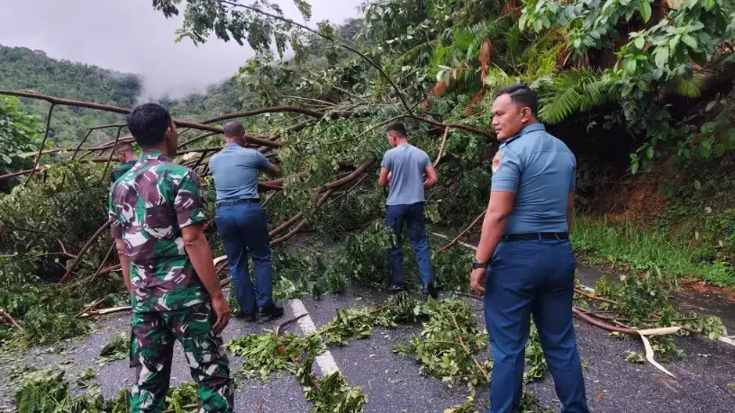 prajurit-kodaeral-ii-gerak-cepat-tangani-longsor-di-bukit-peti-peti