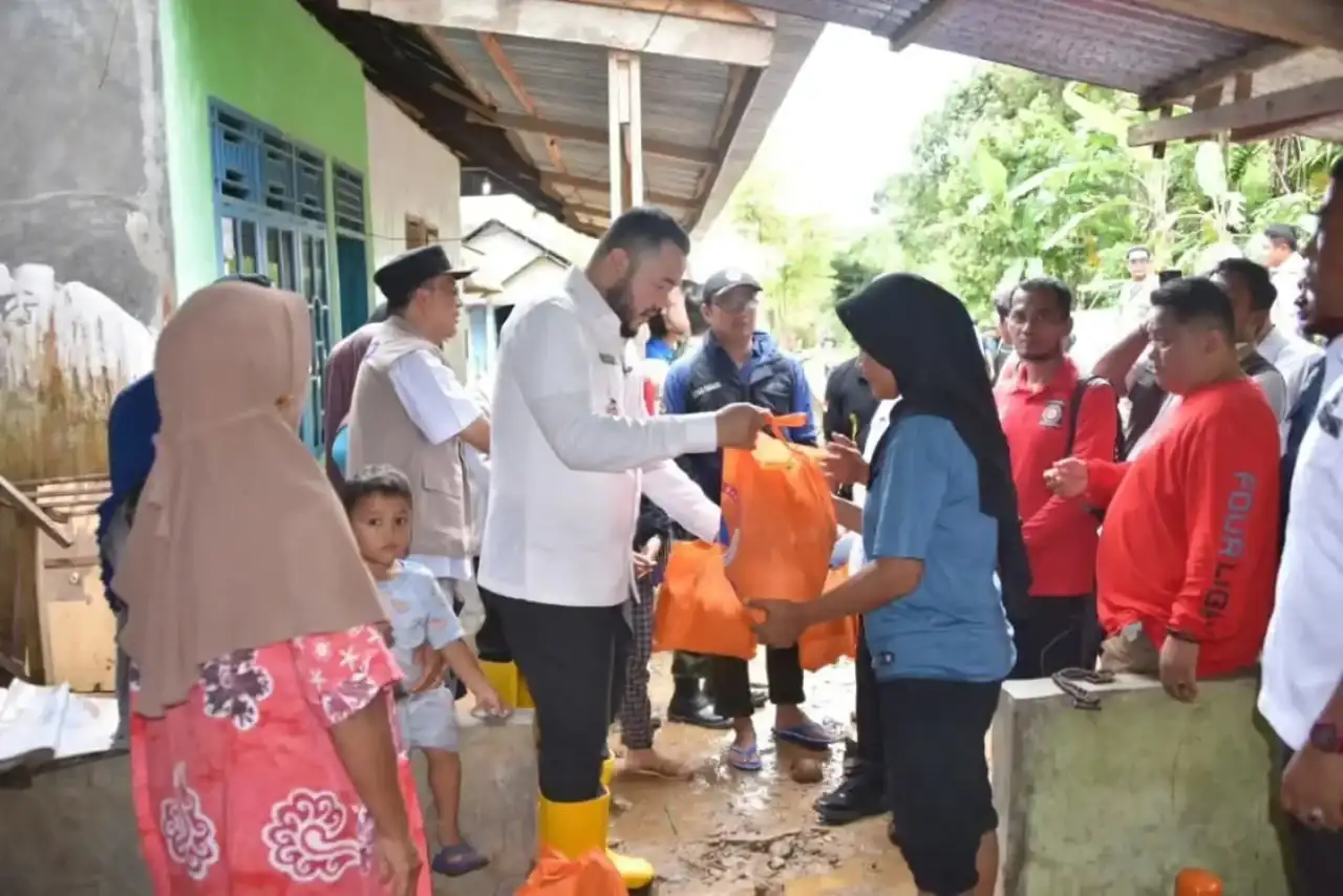 wali-kota-padang-fadly-amran-tinjau-korban-banjir-di-pauh-dan-pengungsian-di-smpn-44 