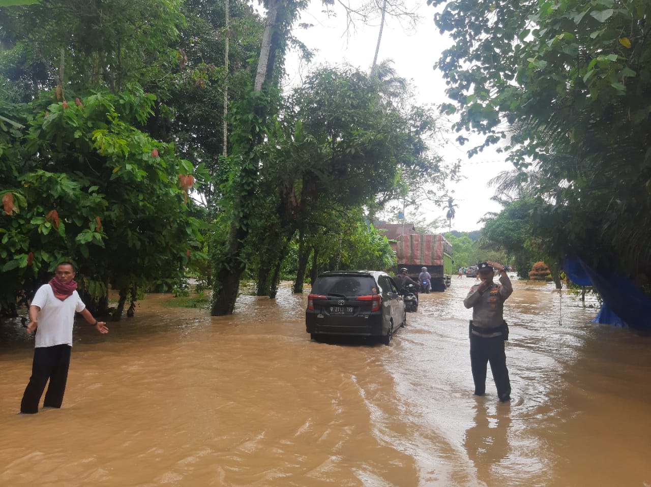 banjir-kembali-rendam-tarusan,-lumpuhkan-akses-jalan-nasional