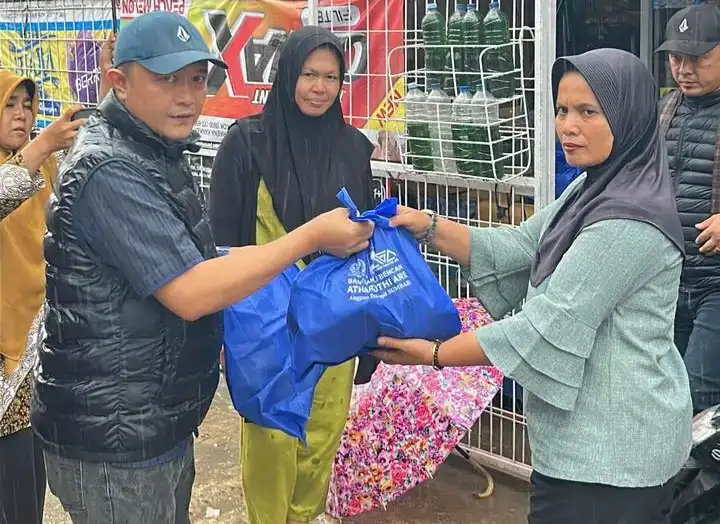 terjun-ke-titik-bencana,-muhayatul-dan-athari-gerak-cepat-bantu-korban-banjir-pesisir-selatan