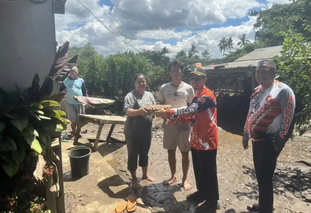 kunjungi-korban-banjir-di-payakumbuh,-irsyad-safar-bantu-sembako