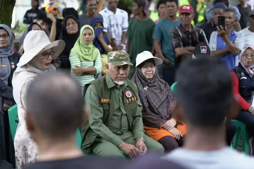 tak-bisa-melaut-dua-minggu,-205-nelayan-pasia-nan-tigo-terima-bantuan-dari-gubernur-mahyeldi