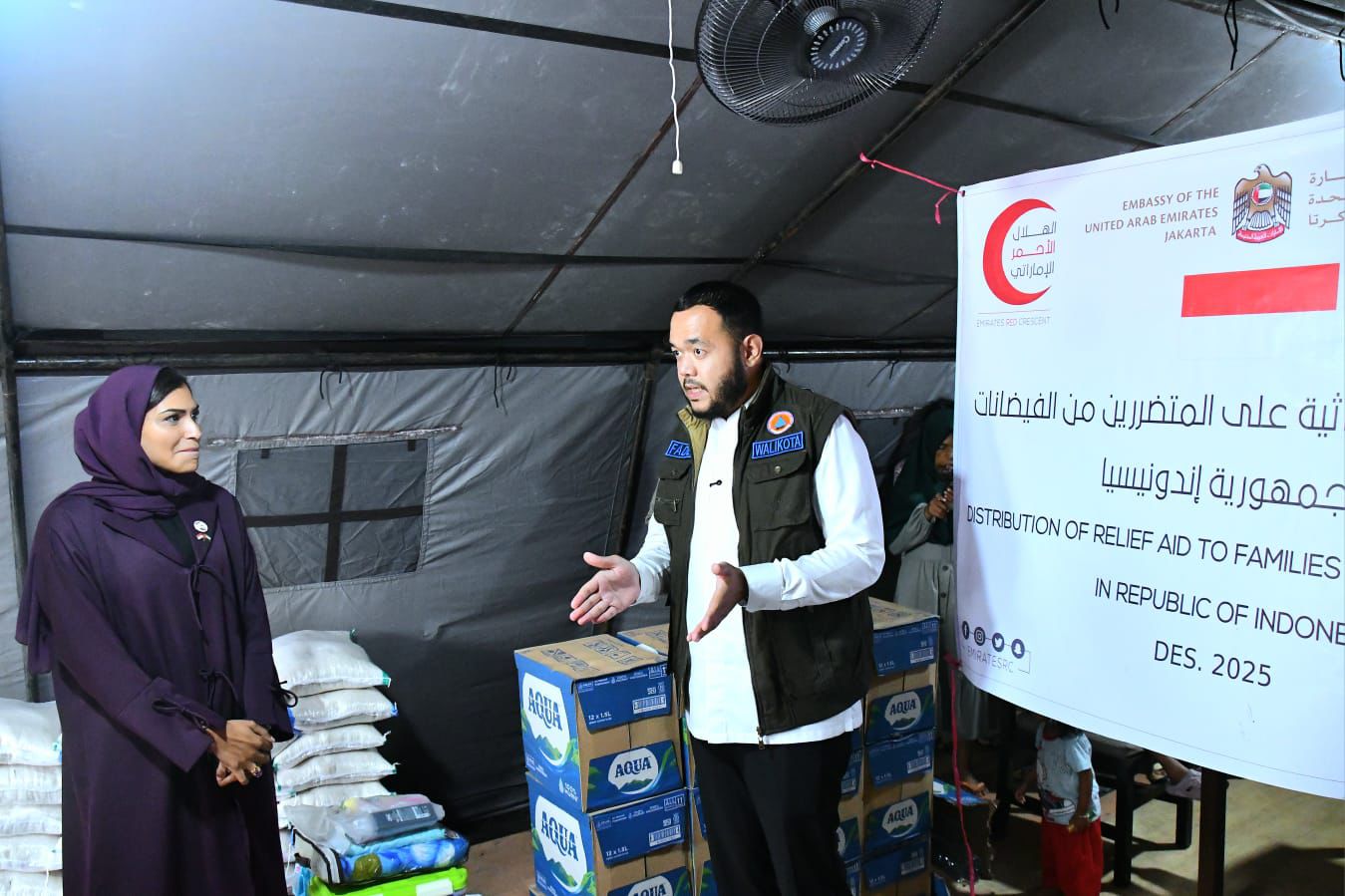 uni-emirat-arab-salurkan-bantuan,-tinjau-korban-bencana-padang