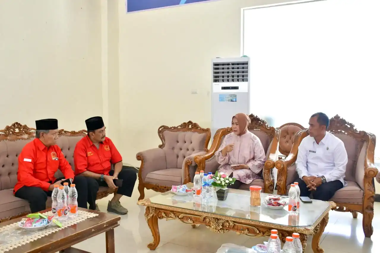 Gambar Berita Kunjungi, Salat Id, Serahkan Kurban: Wagub Sumbar Sambangi Masjid Nurul Huda Pessel