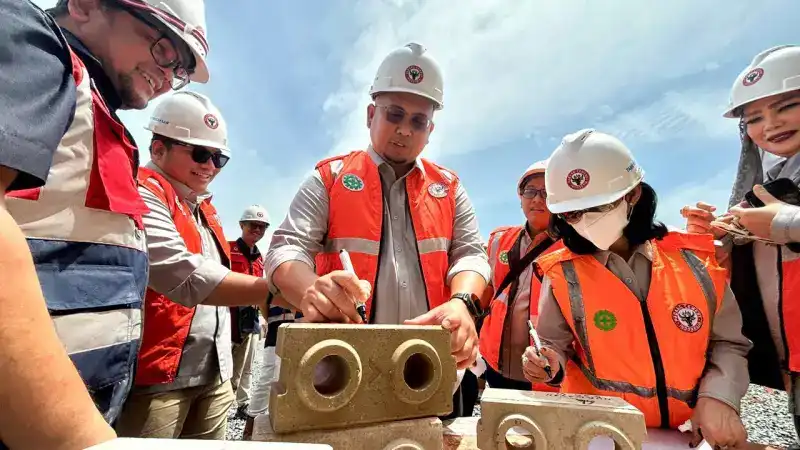 Gambar Berita Irsyad Safar Sentuh Korban Banjir, Beri Bantuan