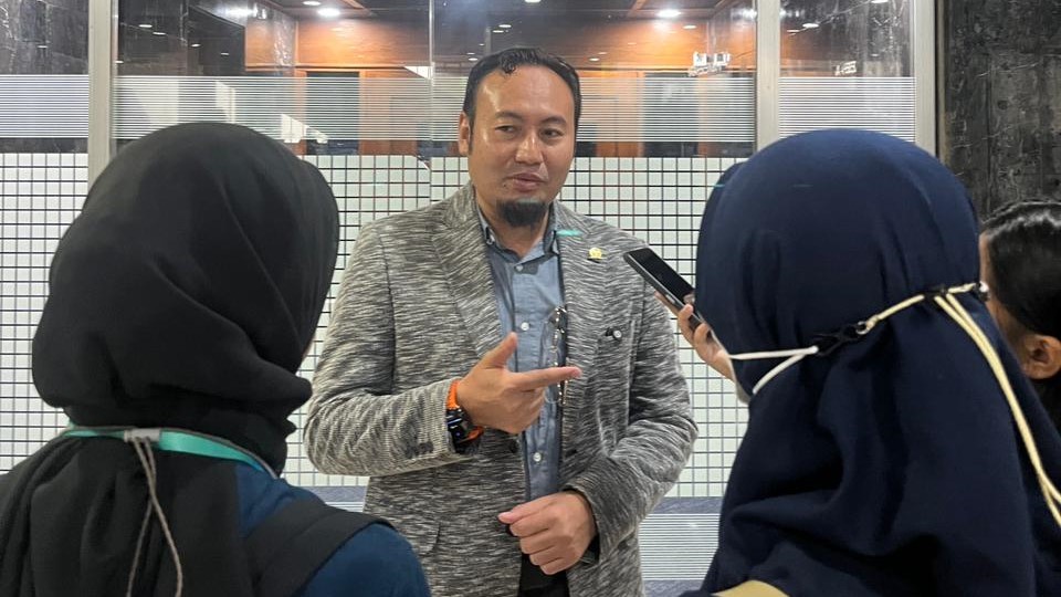 Gambar Berita Foto Murid SD Meniti Jembatan Miring di Luhung Viral, Dinas PUPR Ngaku Tidak Ada Anggaran