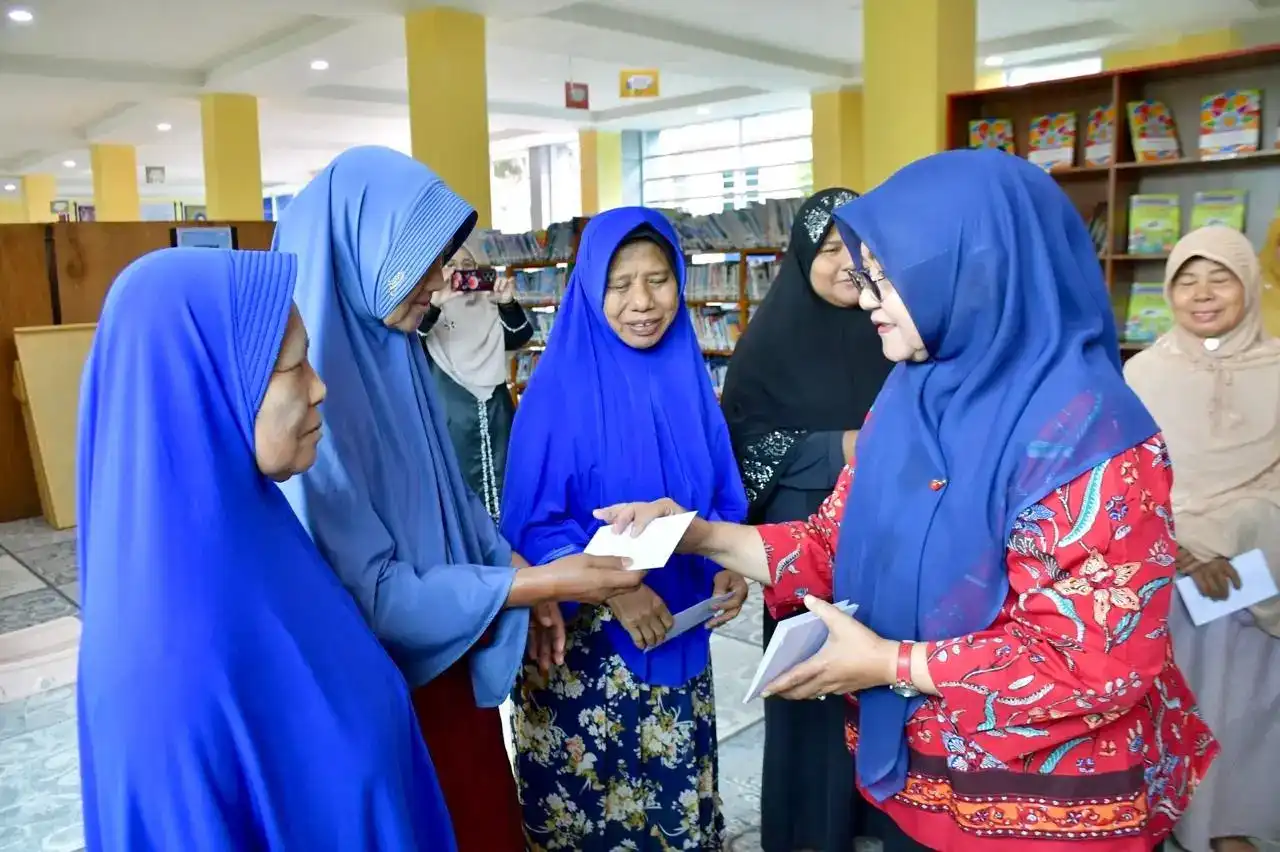 Gambar Berita Agam Pulihkan Semangat Siswa dengan Bantuan Pakaian Sekolah Pasca Bencana