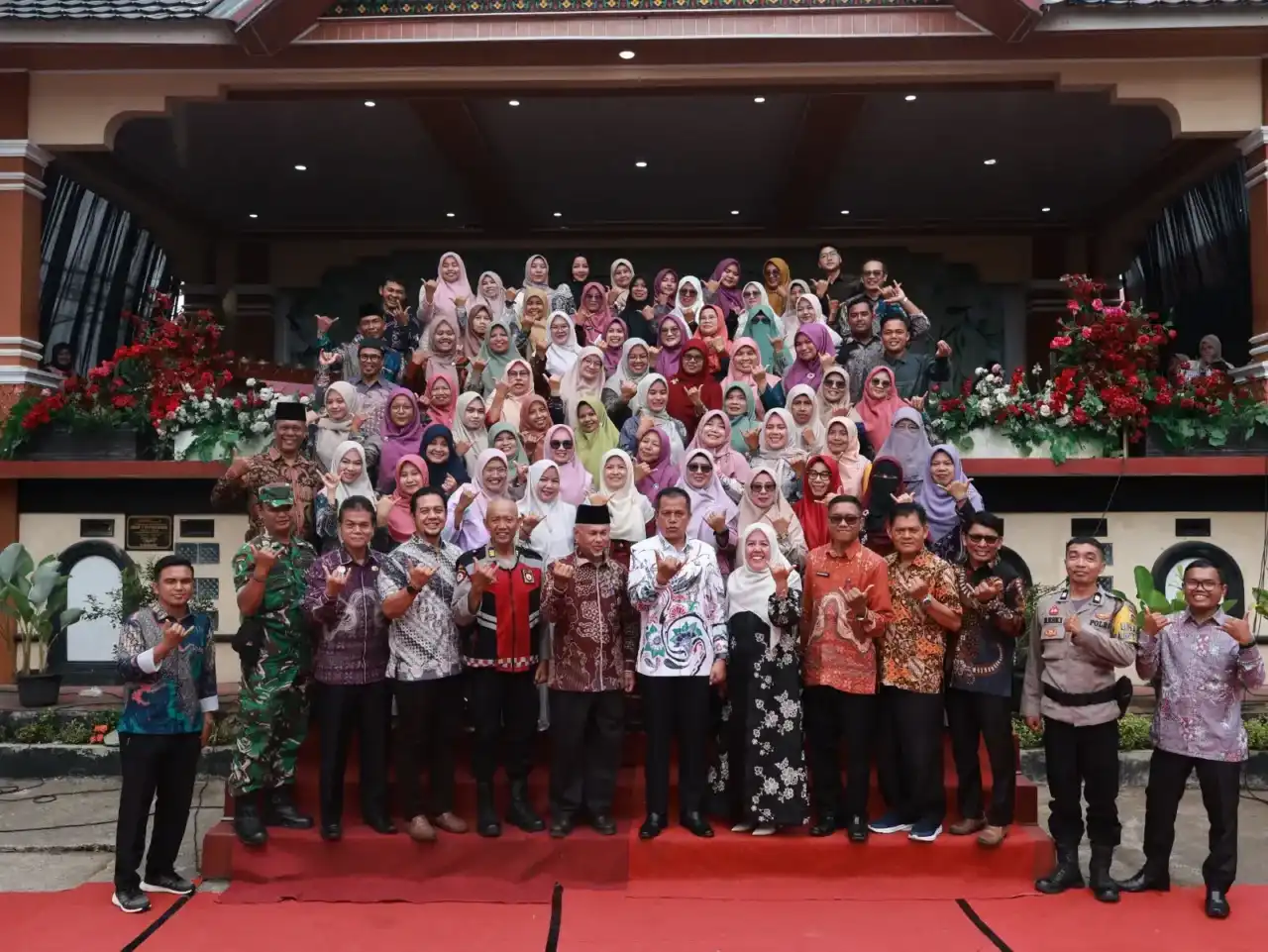 tangis-dan-harapan-warnai-perpisahan-siswa-sman-3-payakumbuh,-wawako-beri-motivasi