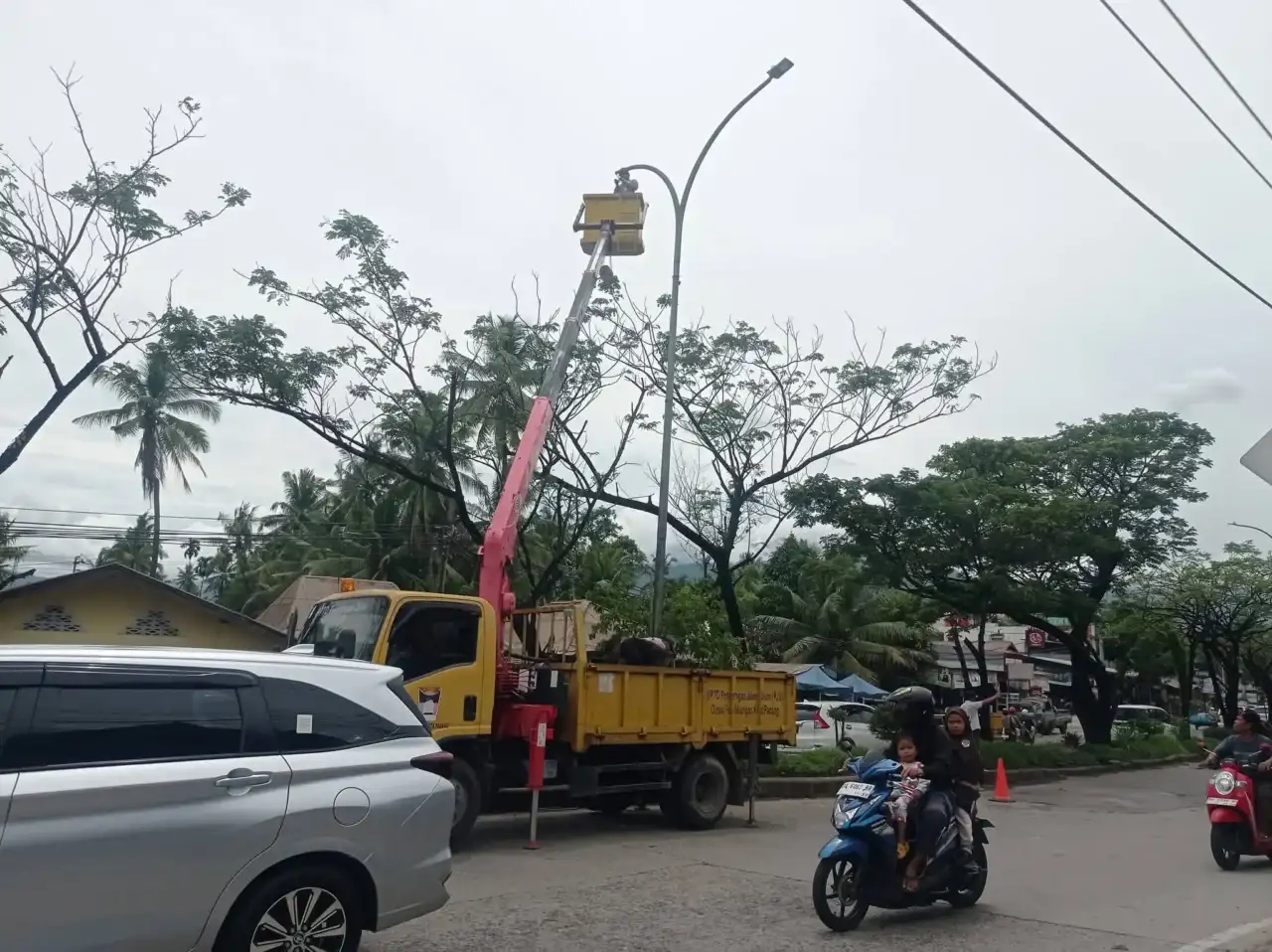 pastikan-kota-terang,-uptd-pju-dishub-intensifkan-pemeliharaan-lampu-jalan-di-kawasan-indarung