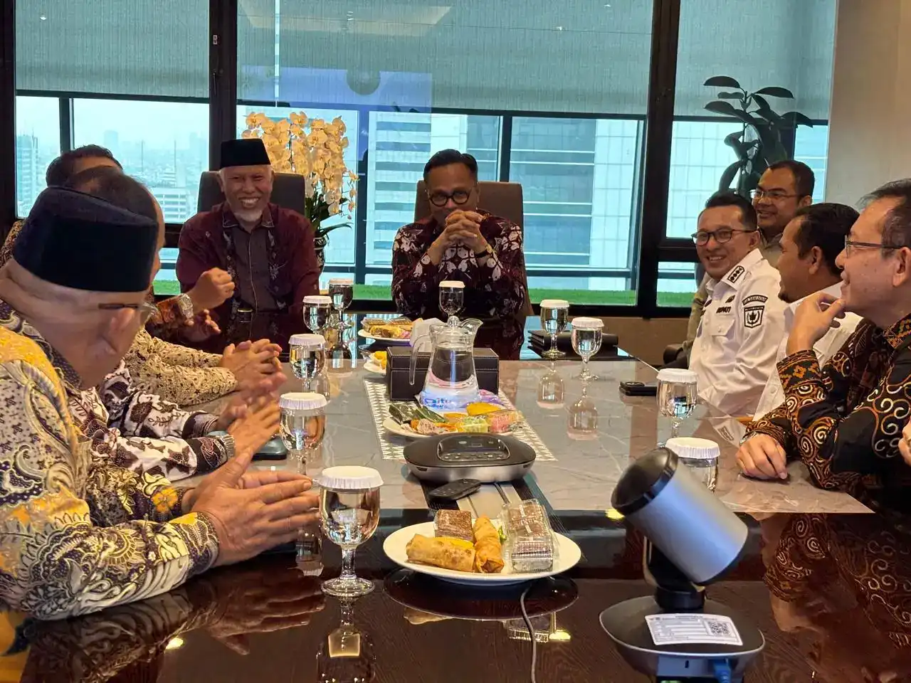 investasi-percepat-ekonomi-sumatera-barat:-kelapa,-gambir,-dan-infrastruktur-jadi-kunci