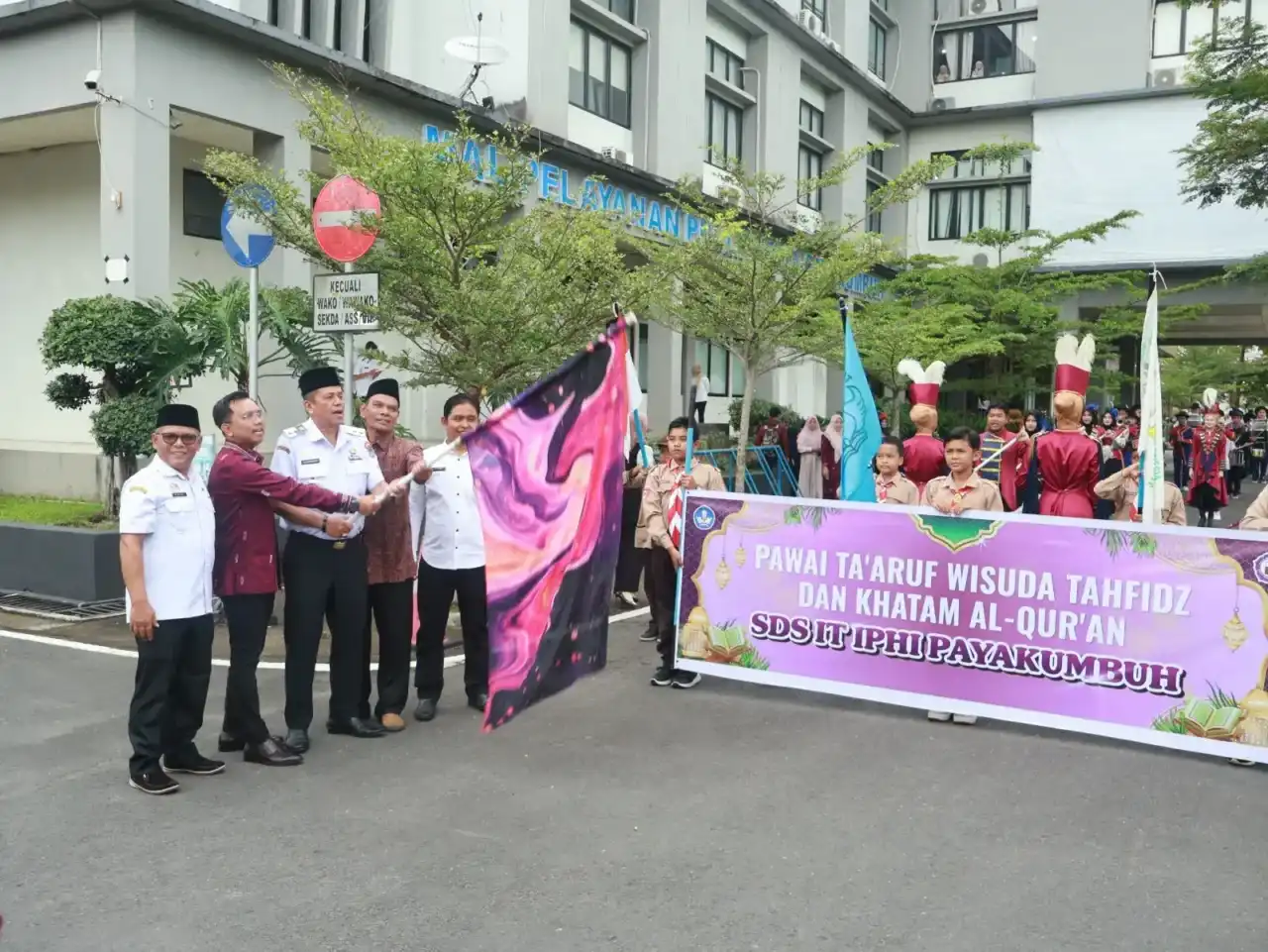 wawako-payakumbuh-lepas-pawai-ta’aruf-sdit-iphi,-131-siswa-ikuti-wisuda-tahfiz-dan-khatam-alquran