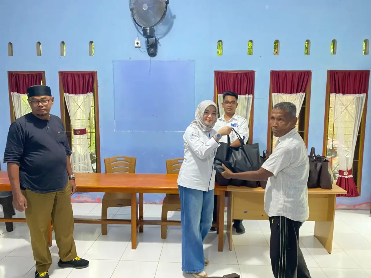 peringati-hut-ke-64,-bank-nagari-cabang-painan-serahkan-sembako-kepada-warga