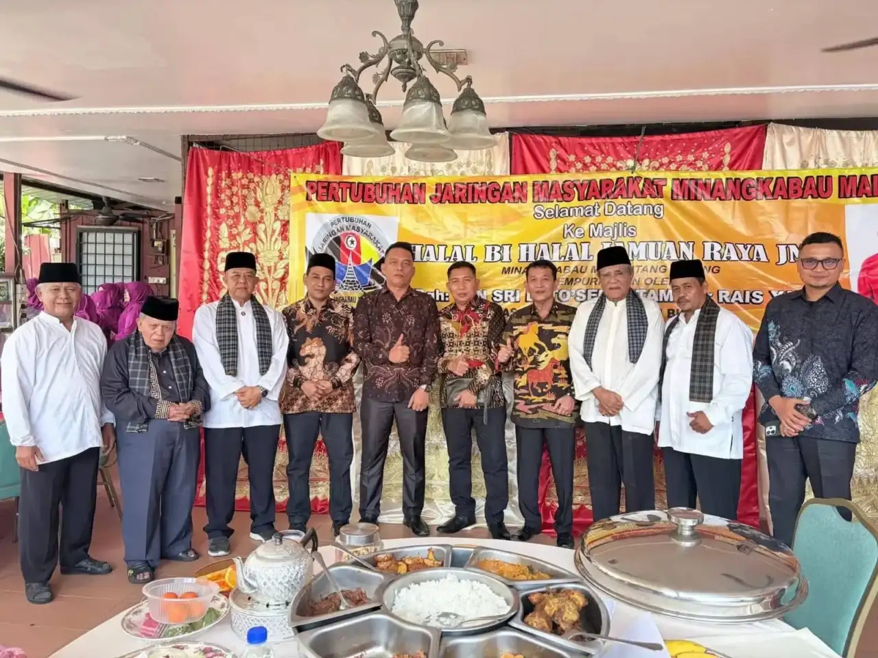 perantau-minang-di-malaysia-halal-bihalal-sambil-bermaaf-maafan-di-pondok-makan-setia-menanti