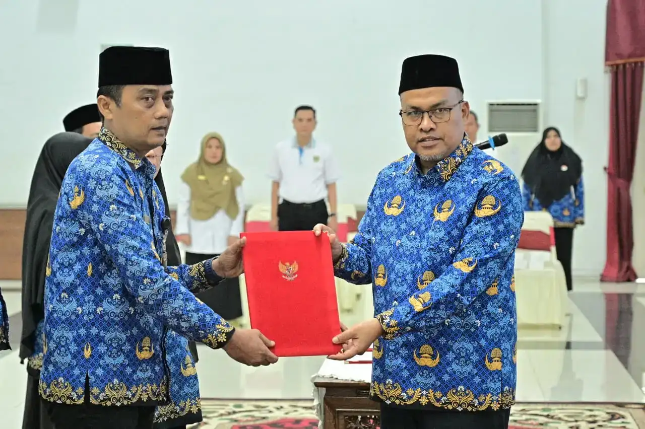 sekdaprov-sumbar-lantik-8-pejabat-administrator-di-lingkungan-pemprov-sumbar