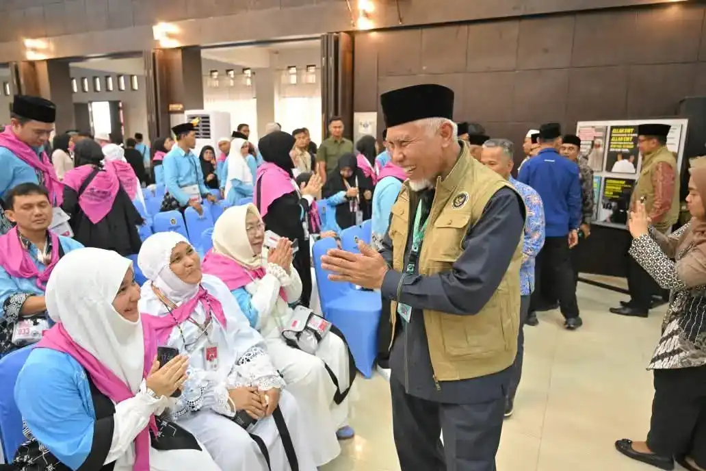 mahyeldi-lepas-384-jemaah-haji-kloter-1-embarkasi-padang