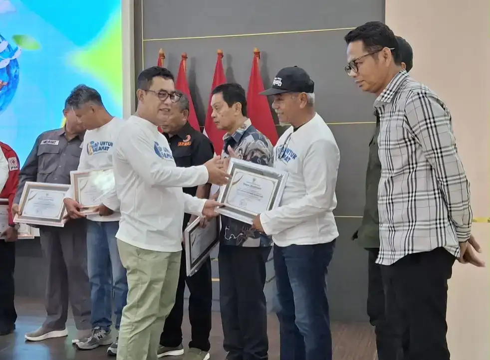 smsi,-pwi-dan-ijti-terima-penghargaan-pemprov-sumbar-pasca-bencana-hidrometeorologi