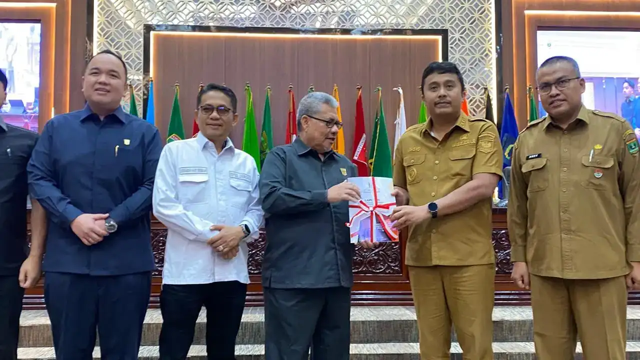 ketua-dprd-sumbar-pimpin-rapat-paripurna-penetapan-rekomendasi-lkpj-kepala-daerah-tahun-2025