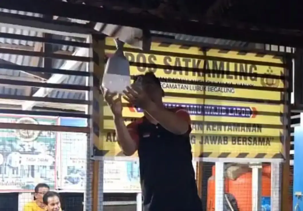 ketua-rt-02-rw-08-parak-laweh-turun-langsung-ganti-lampu-fasilitas-umum