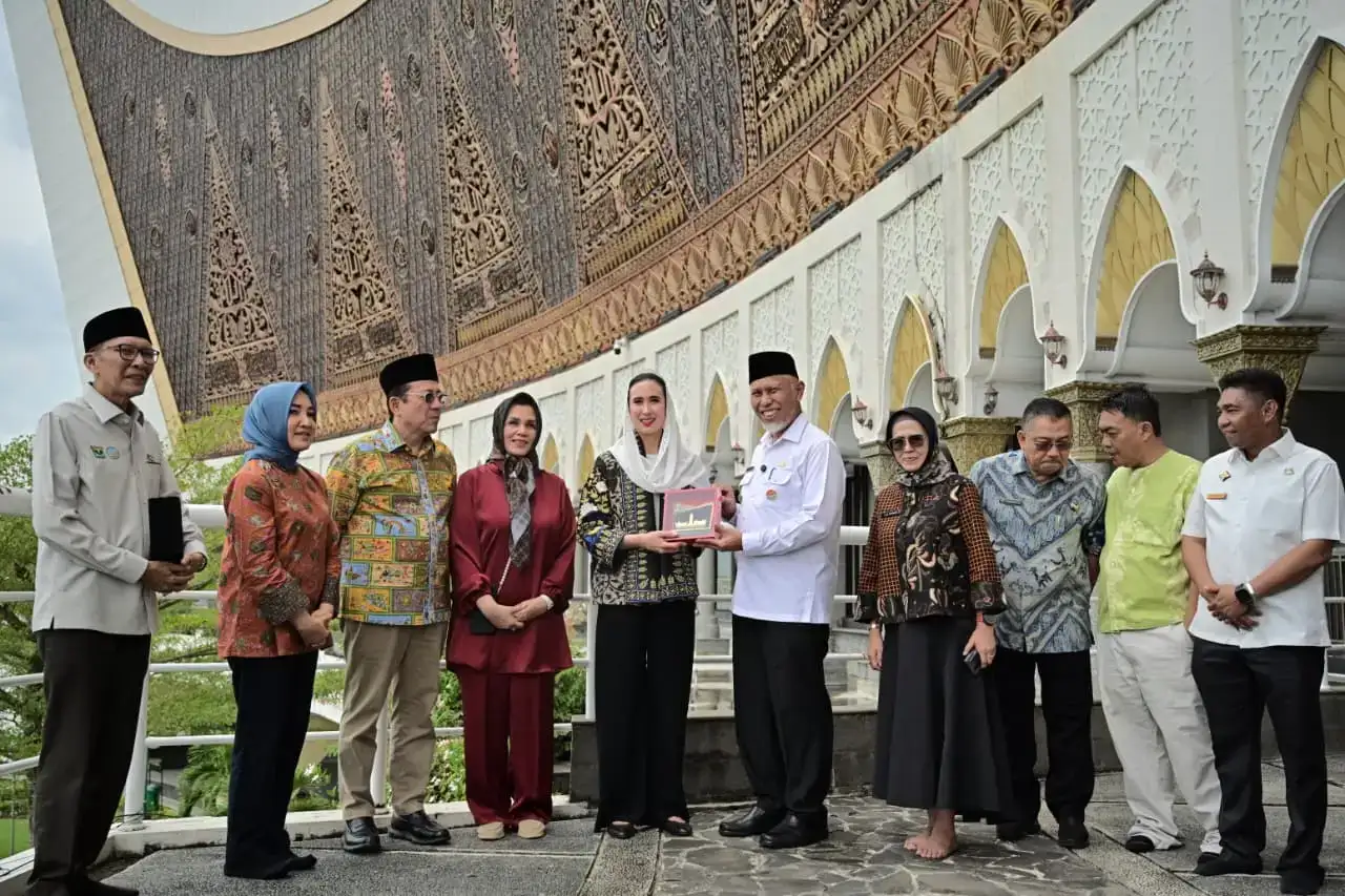 dampingi-kunjungan-kerja-menteri-pariwisata,-mahyeldi-dorong-pengembangan-pariwisata-dan-bandara-mentawai