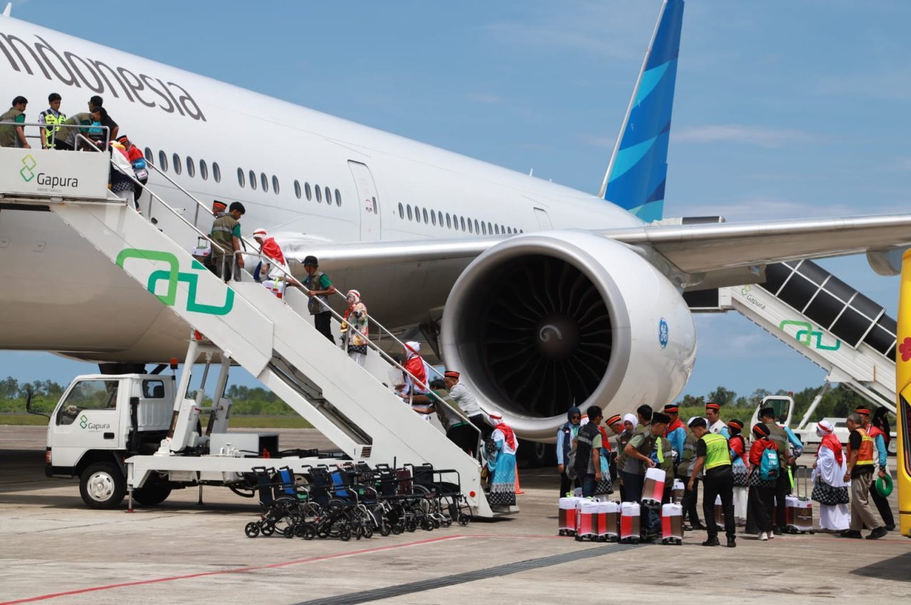 embarkasi-padang-berangkatkan-391-jemaah-haji-kloter-tujuh-ke-madinah