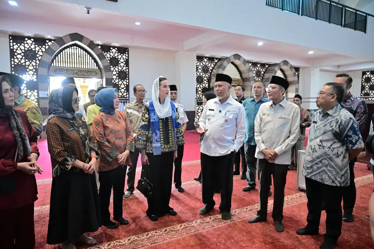 viral-isu-menteri-pariwisata-menggunakan-sepatu-di-masjid,-pemprov-sumbar-pastikan-itu-tidak-benar