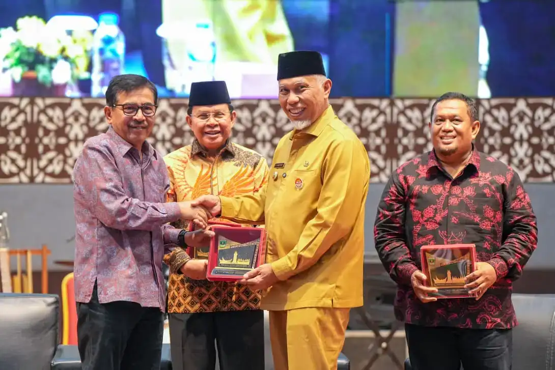 seminar-nasional-rahmah-el-yunusiyyah,-gubernur-mahyeldi-:-penting-menghidupkan-kembali-nilai-pendidikan-berbasis-keluarga
