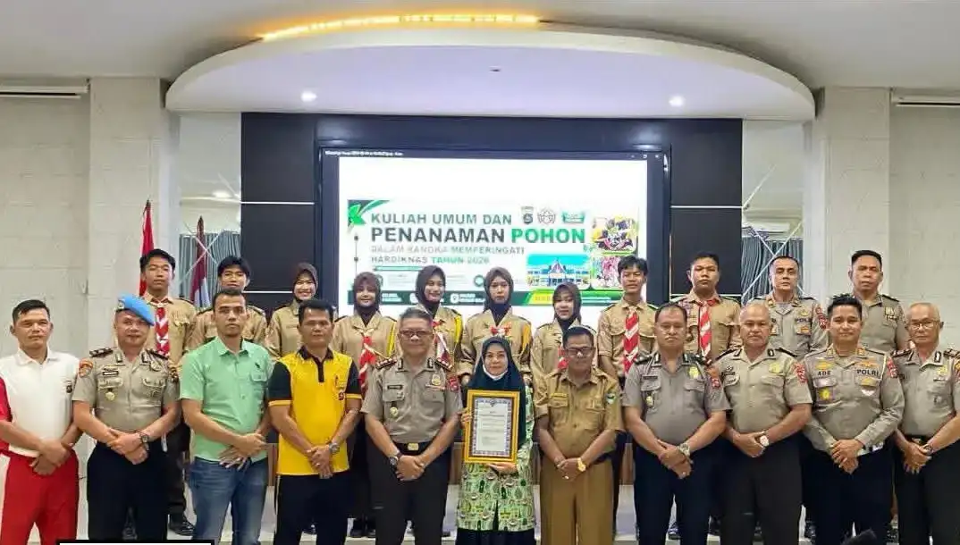 momentum-hardiknas,-kapolres-pessel-berikan-piagam-penghargaan-pada-guru-tk