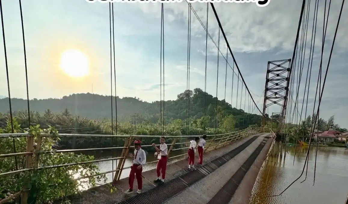 foto-murid-sd-meniti-jembatan-miring-di-luhung-viral,-dinas-pupr-ngaku-tidak-ada-anggaran