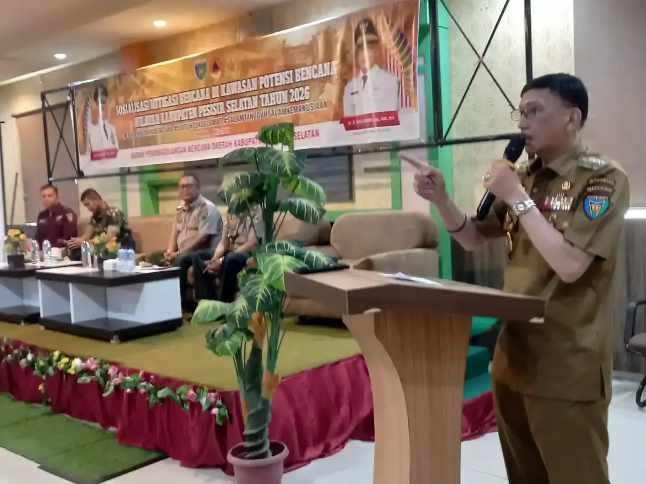 bupati-pessel-hendrajoni-buka-sosialisasi-edukasi-kebencanaan