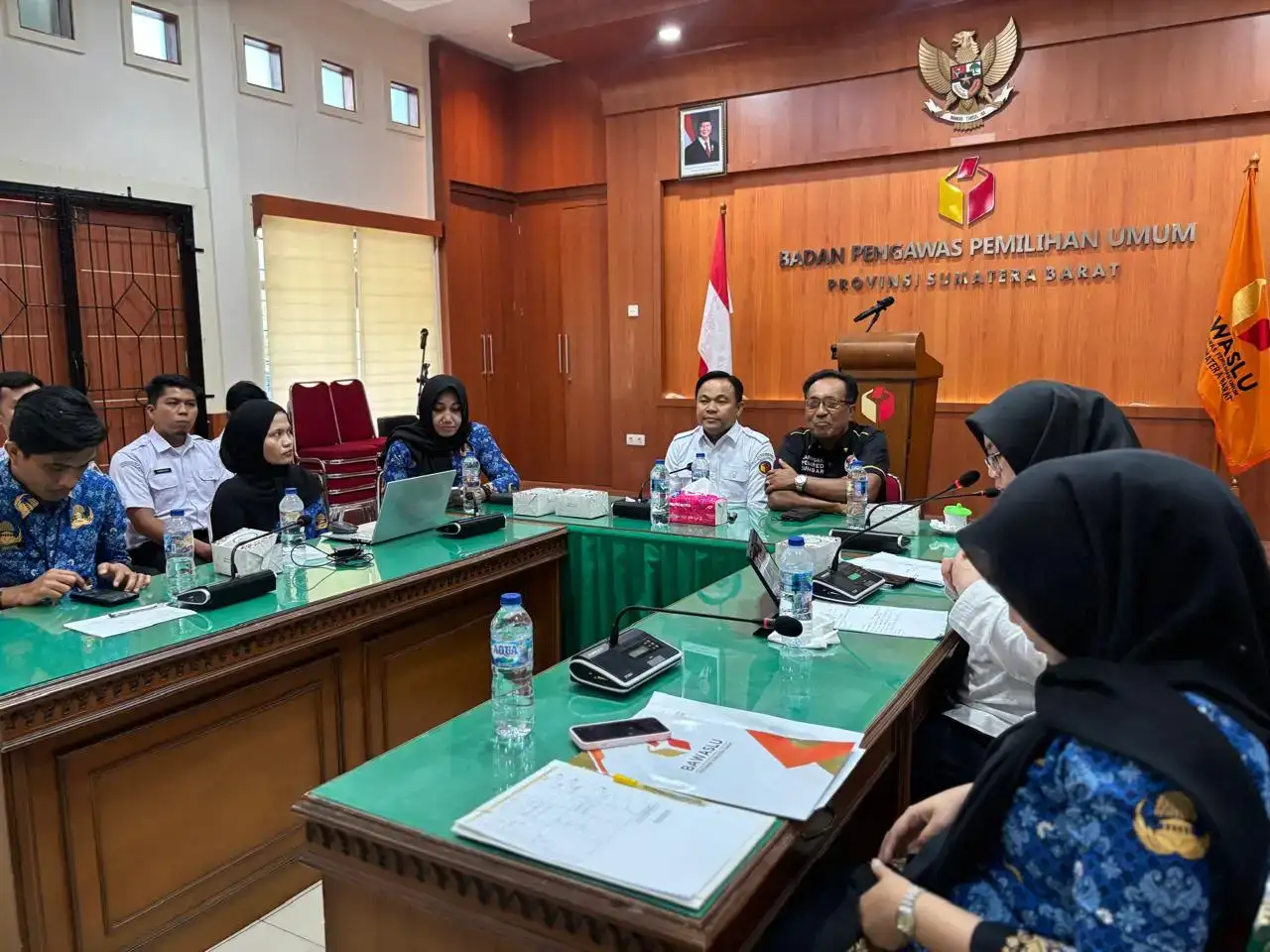 bawaslu-sumbar-bahas-literasi-demokrasi,-novrianto:-berita-harus-cepat-dan-tepat!