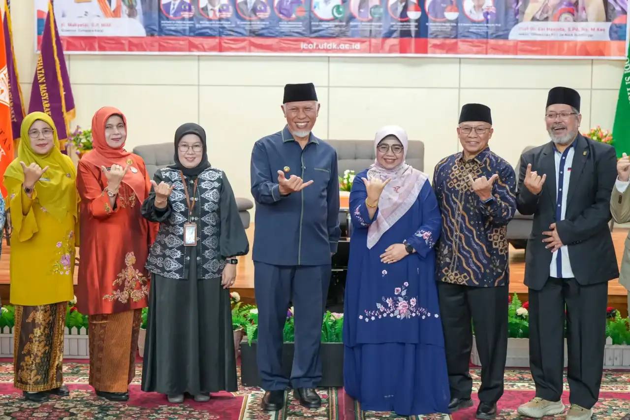 gubernur-mahyeldi-dorong-penguatan-sdm-adaptif-dan-berbudaya-pada-icof-2026-universitas-fort-de-kock