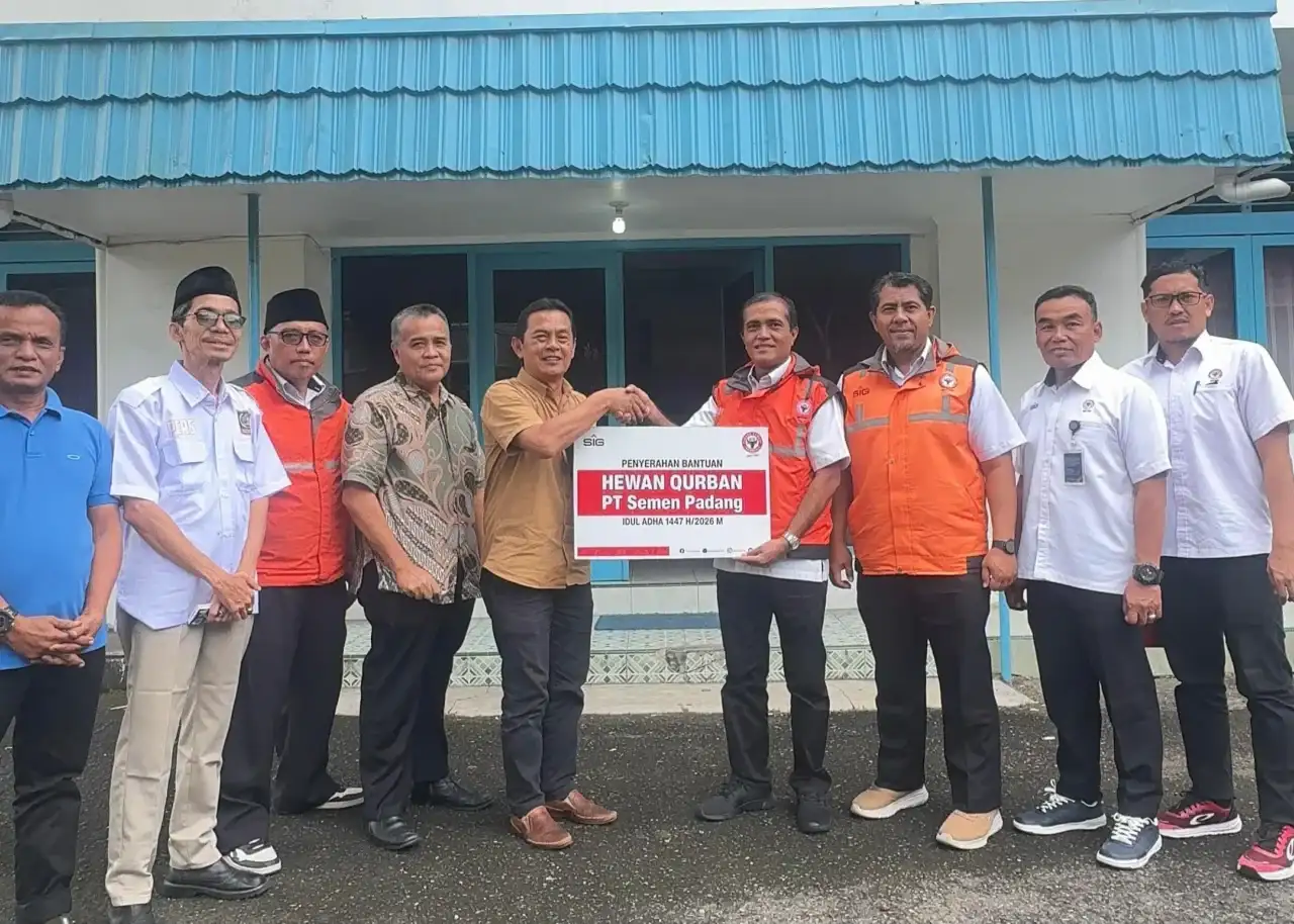 wujud-kepedulian-sosial,-pt-semen-padang-bagikan-36-ekor-sapi-kurban-tahun-2026