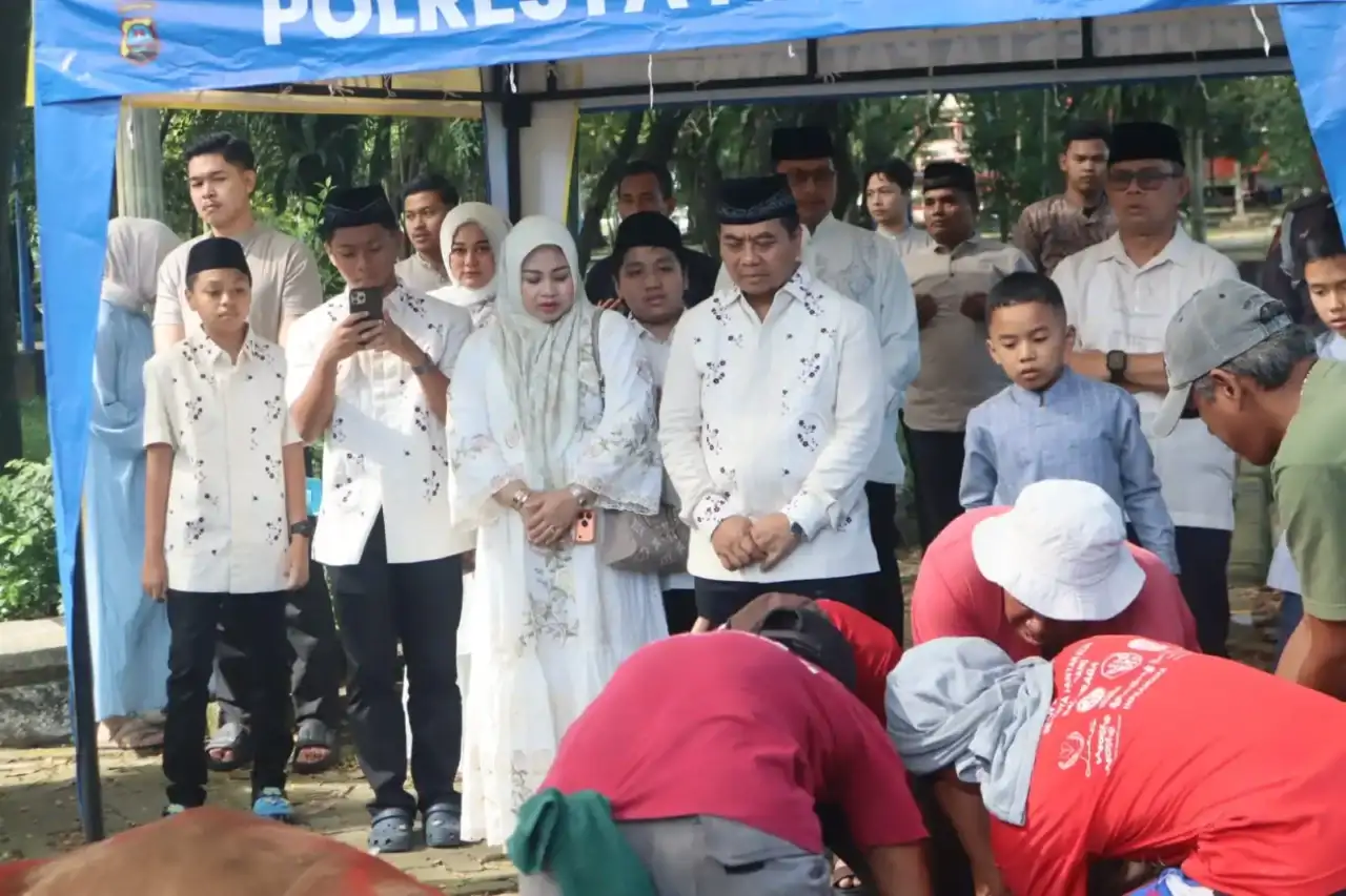 kapolresta-padang-resmi-sembelih-30-hewan-kurban,-500-warga-terima-daging