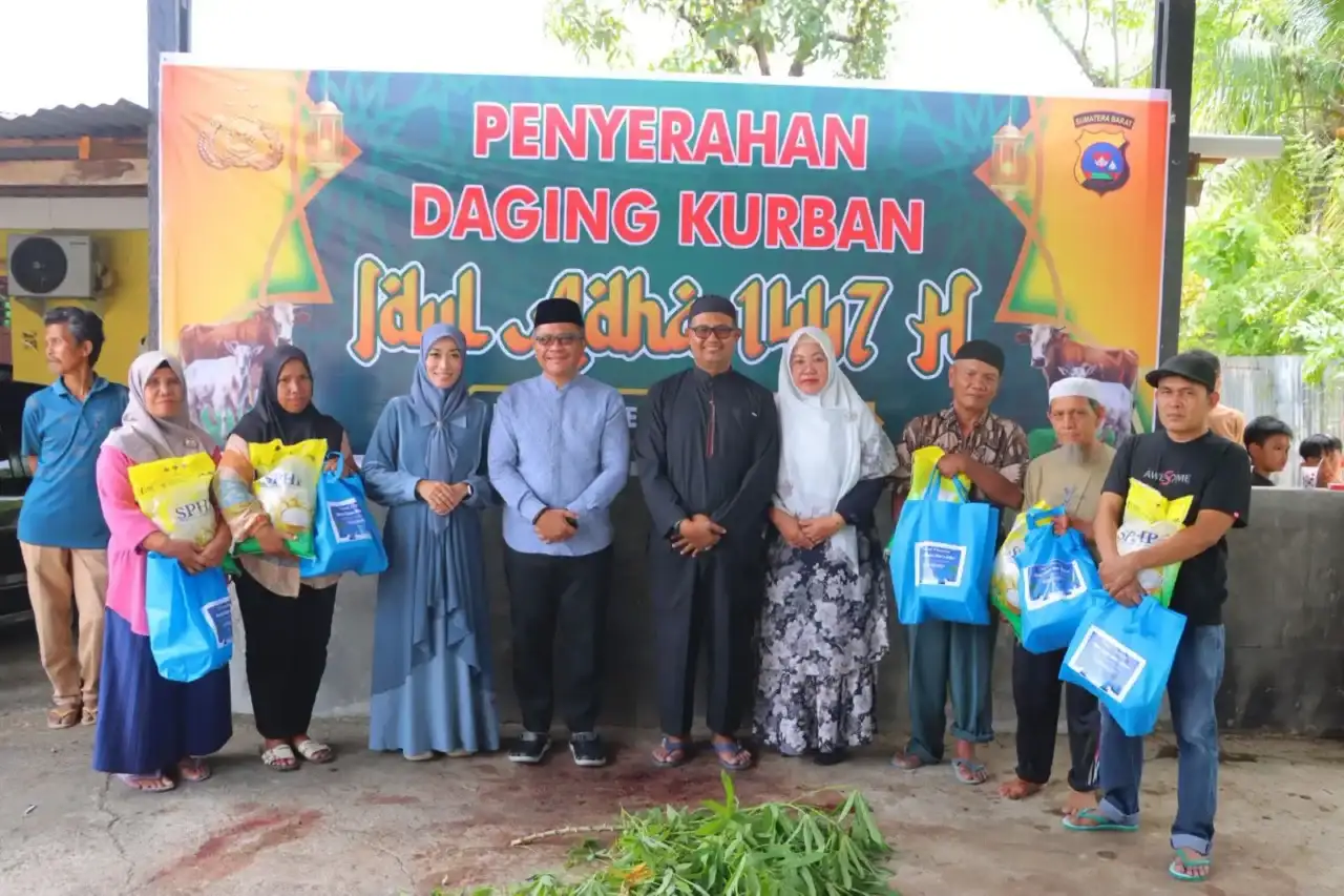 berbagi-keberkahan,-kapolres-pessel-bagikan-daging-kurban-dan-sembako