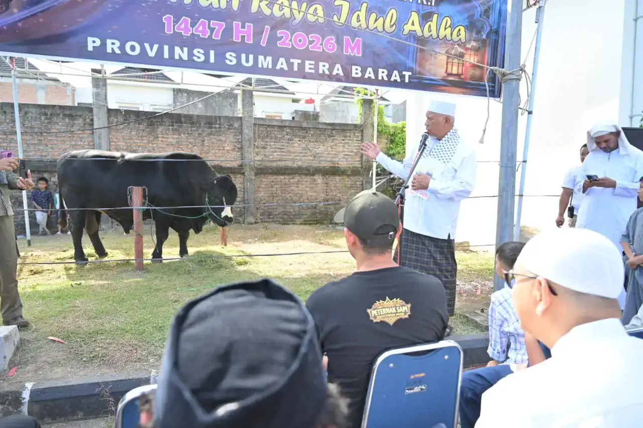 gubernur-mahyeldi-hadiri-penyembelihan-sapi-kurban-bantuan-presiden-ri-di-masjid-raya-syekh-khatib-al-minangkabawi