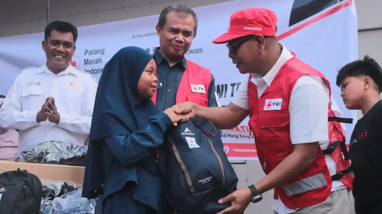 pmi-sumbar-salurkan-1.500-paket-school-kit-untuk-anak-anak-terdampak-bencana-di-agam,-pesisir-selatan-dan-tanah-datar