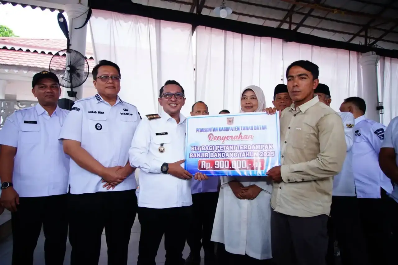 bupati-eka-putra-serahkan-bantuan-sosial-kepada-masyarakat-terdampak-bencana-hidrometeorologi-2025