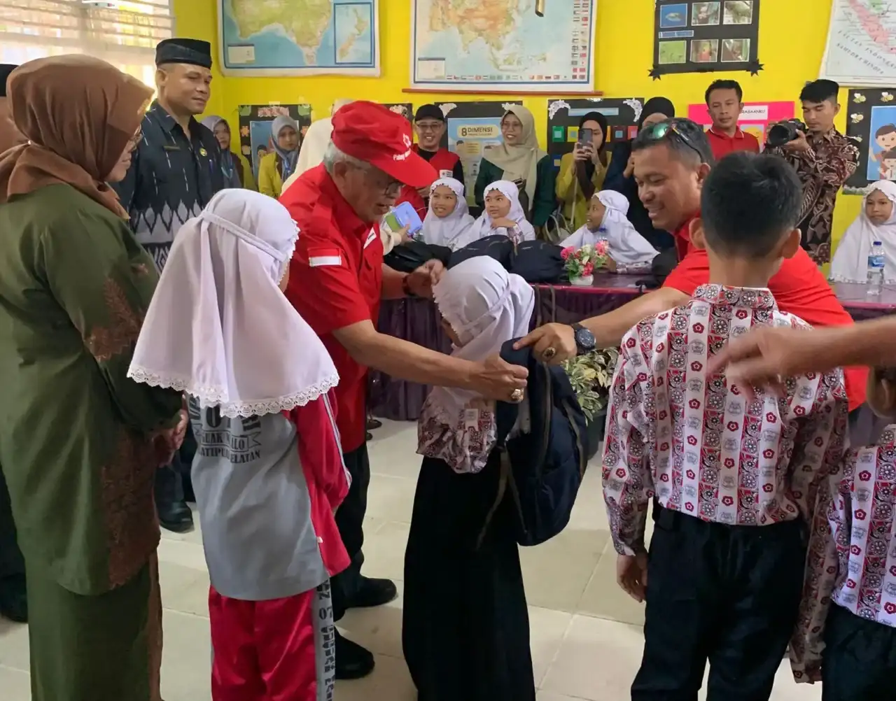 pmi-sumatera-barat-serahkan-500-paket-school-kit-kepada-siswa-sd-di-tanah-datar
