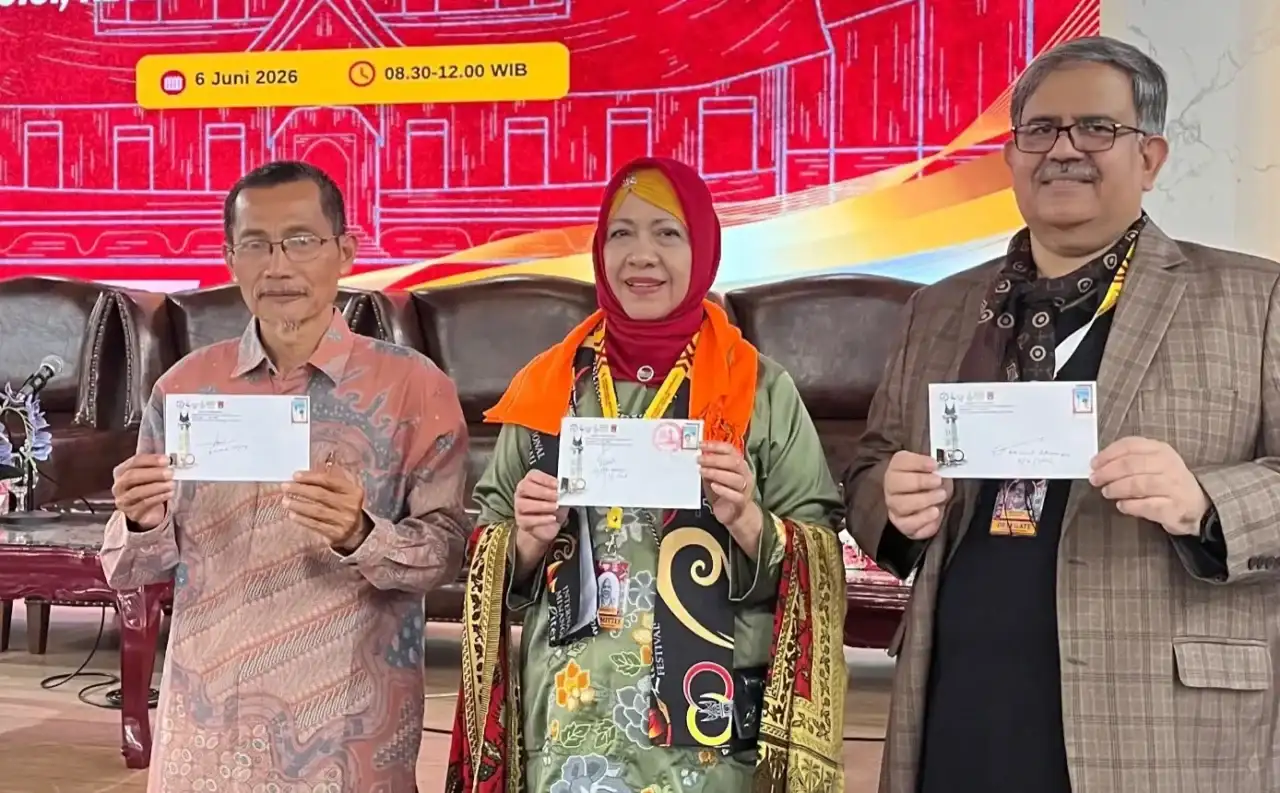 delegasi-dan-ketua-imlf-4-tandatangani-sampul-peringatan-imlf-4-100-tahun-jam-gadang