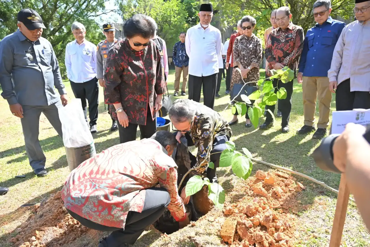 mahyeldi-dan-kakak-kandung-presiden-prabowo-tanam-pohon-bersama-di-kampus-unand-limau-manis