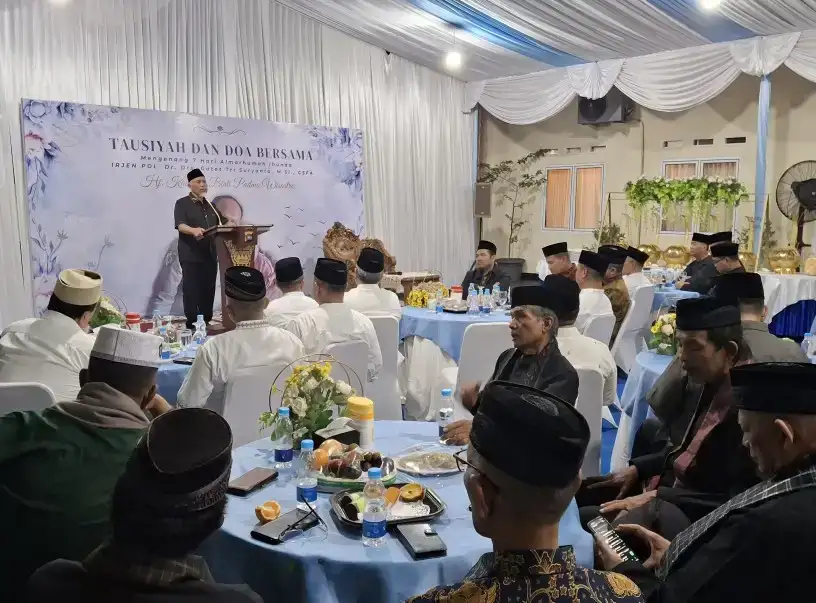 gubernur-mahyeldi-hadiri-doa-bersama-tujuh-hari-wafatnya-ibunda-kapolda-sumbar