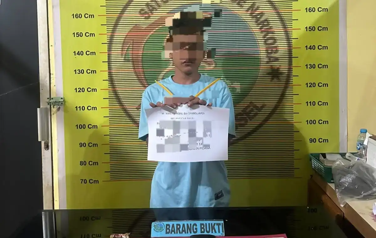 polisi-menyamar-sebagai-pembeli,-tersangka-i-langsung-ditangkap-dengan-8-paket-sabu
